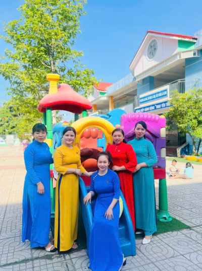 THANH NIÊN TRƯỜNG MẦM NON HÒA LỢI HƯỞNG ỨNG TUẦN LỄ MẶC ÁO DÀI CHÀO MỪNG NGÀY 8/3
