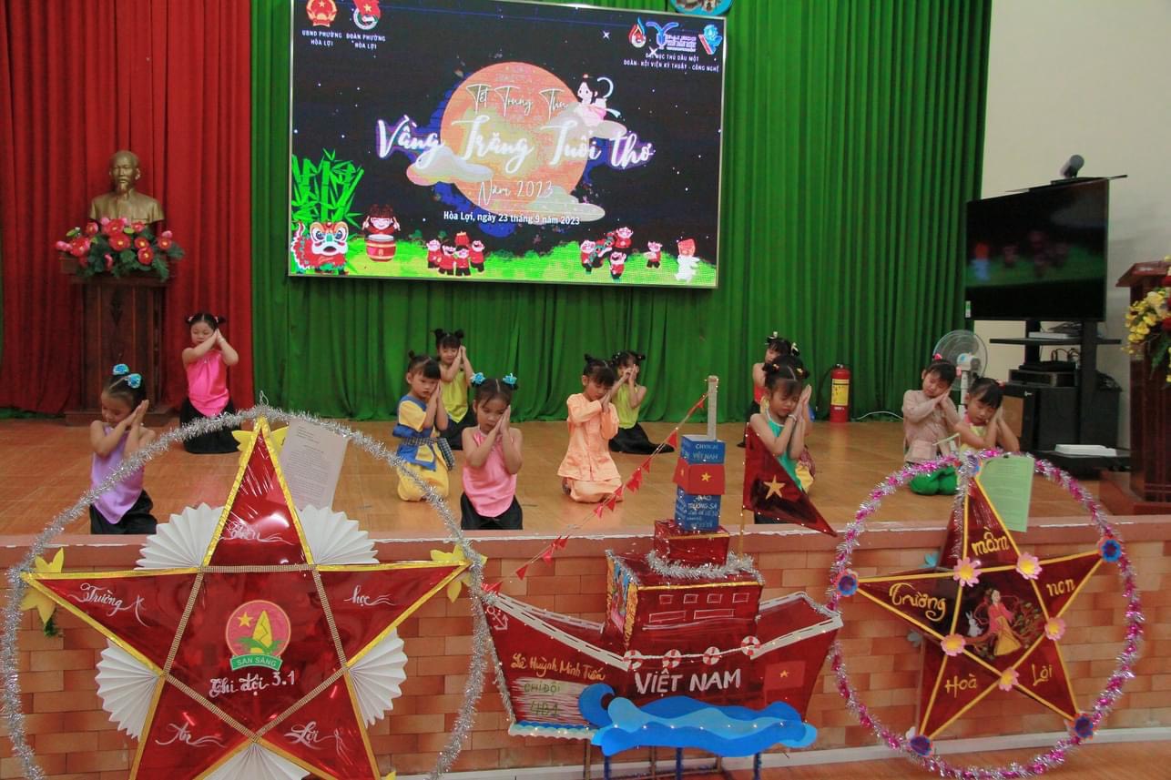 Các bé Trường Mầm Non Hòa Lợi tham gia tiết mục văn nghệ  chương trình "Vầng trăng tuổi thơ"