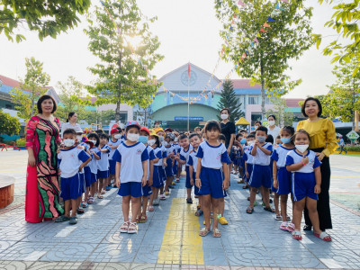 Trường mầm non Hòa Lợi tổ chức hoạt động trải nghiệm cho trẻ mẫu giáo 5 tuổi viếng "Bia tưởng niệm anh hùng liệt sĩ" tại UBND phường Hòa Lợi