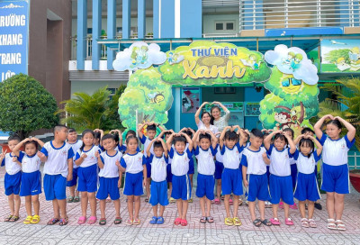Trẻ 5 tuổi tham quan trường tiểu học Trần Văn Ơn
